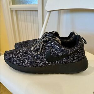 Nike Roshe Run black & grey trainers - women’s size 8